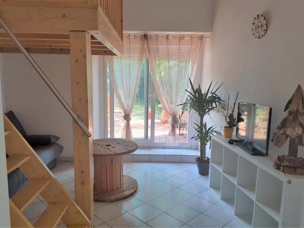 Appartement rez de chaussée avec terrasse et jardin Tence Extérieur photo